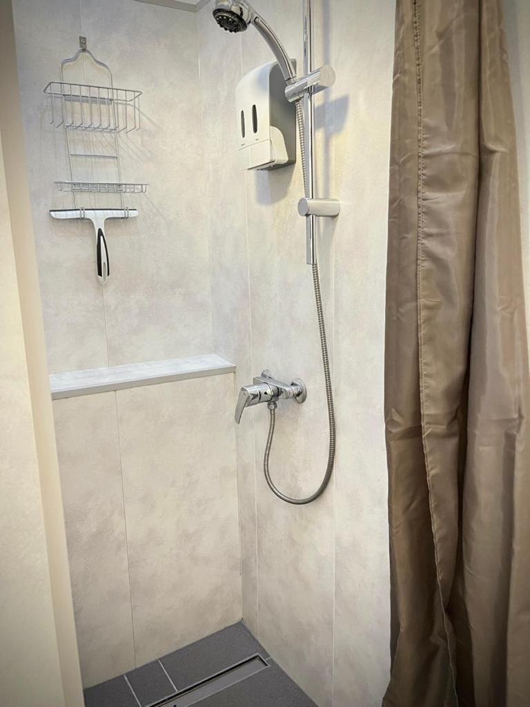 Living At Saarpartments -Adultsonly- 2 Bedrooms, Kitchen- Business & Holiday Apartments For Long- And Short Term Stay, 3 Min To Train-Station, Secure E-Bike Parking! Saarbrücken Kültér fotó